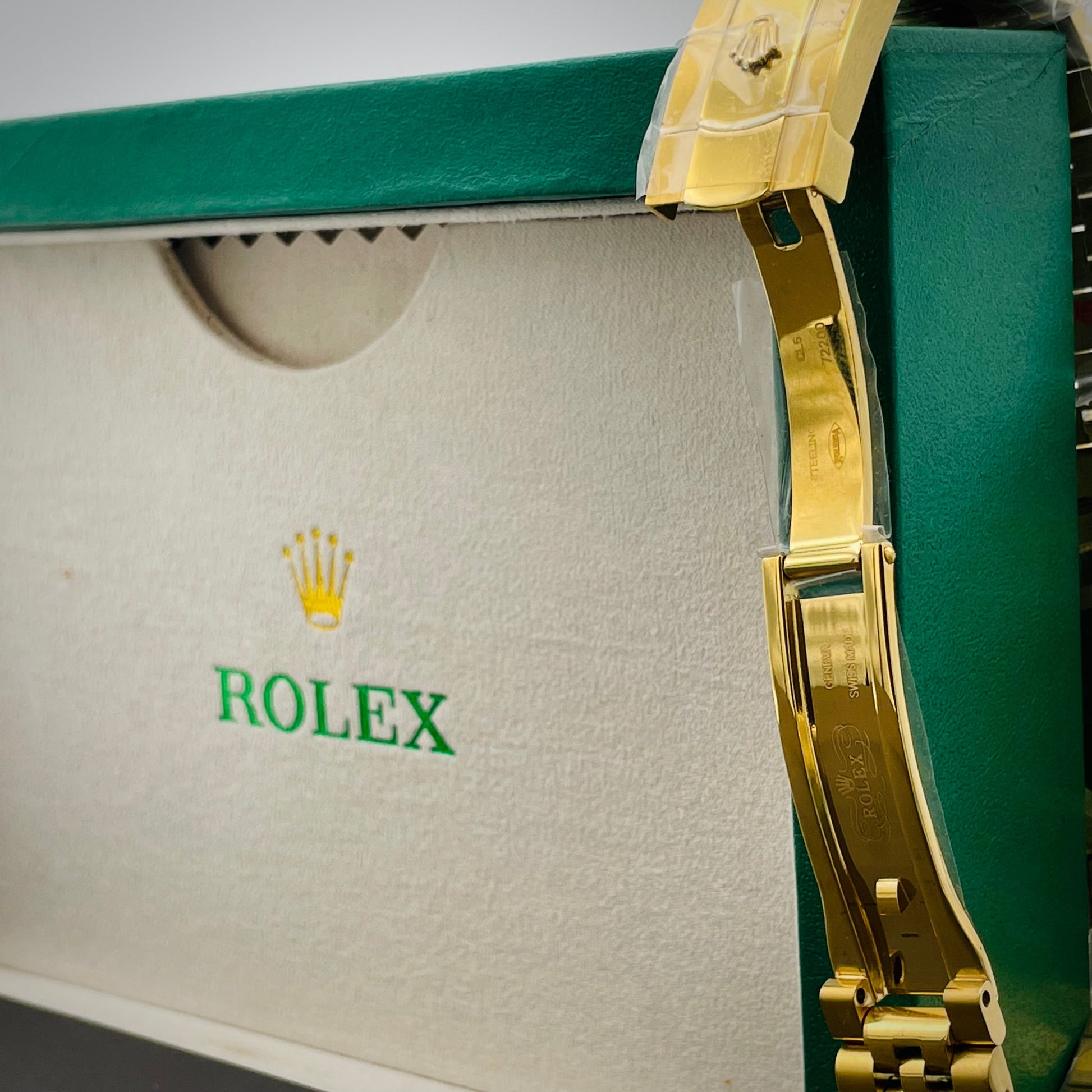 Modern Luxury Men’s Watch RGB